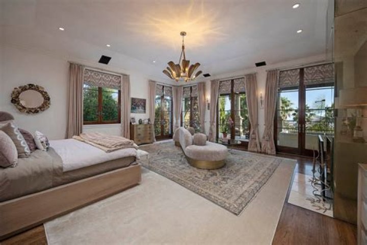 12 Meghan bedroom