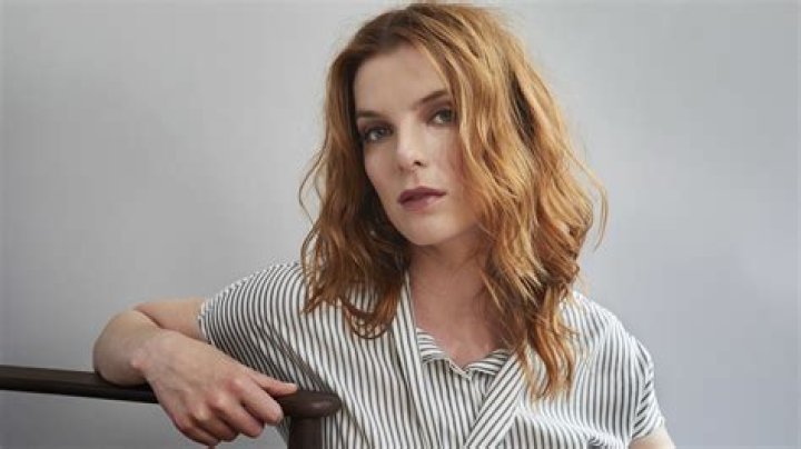 Betty Gilpin – Bio, Measurements, Height, Husband, Parents, Family