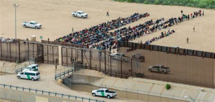 US officials meet with Mexico's president over border crisis
